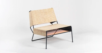 Die Designerin Anastasiya Koshcheeva aus Berlin vereint für ihren Loungesessel "Sibirjak" altes sibirisches Handwerk mit dem "Kunststoff des Mittelalters", Birkenrinde. Das in Vergessenheit geratene Naturmaterial überzeugt mit einer samtig-weichen Oberfläche und ist flexibel, reißfest, feuchtigkeitsabweisend und antibakteriell. Eine Wiederentdeckung mit Zukunftspotenzial! Neben Möbeln und Alltagsgegenständen werden bereits auch Bodenbeläge aus Birkenrinde am Markt angeboten.