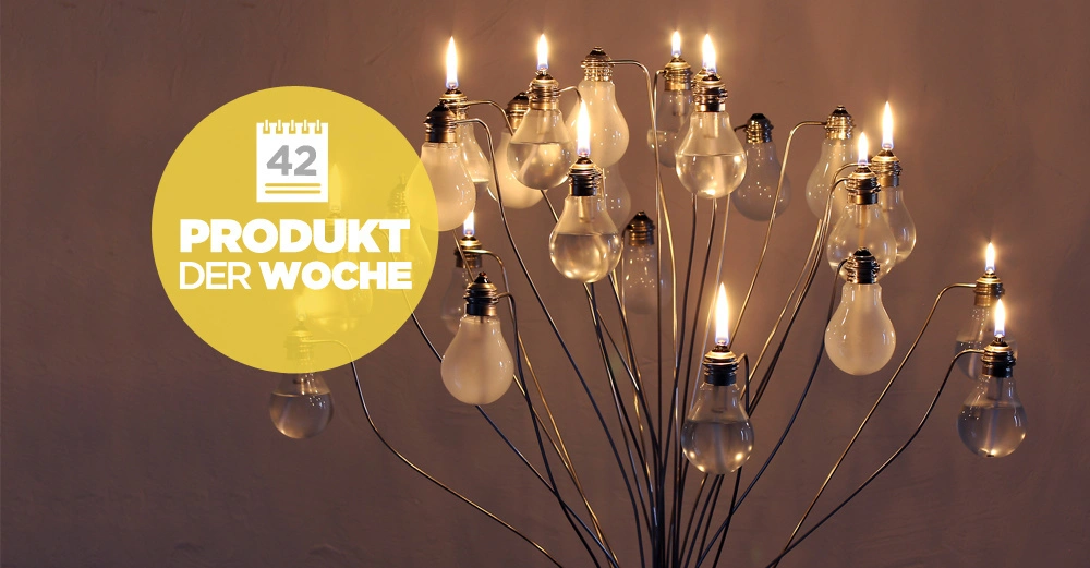 Glühbirnen leuchten auf Metallstangen in einem dunklen Raum mit einem gelben Kreis links der Text zeigt Kalender 42 PRODUKT DER WOCHE