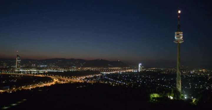 Galerie-Bild 72: Fernsehturm beleuchtet Abend Landschaft aus der Höhe betrachtet Lichter der Stadt und Berge im Hintergrund