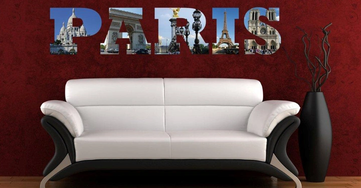 Galerie-Bild 10: Ein weißes Sofa steht auf einem Holzboden vor einer roten Wand. Über dem Sofa sind die Buchstaben PARIS mit verschiedenen Pariser Wahrzeichen zu sehen. Rechts vom Sofa steht eine schwarze Vase.