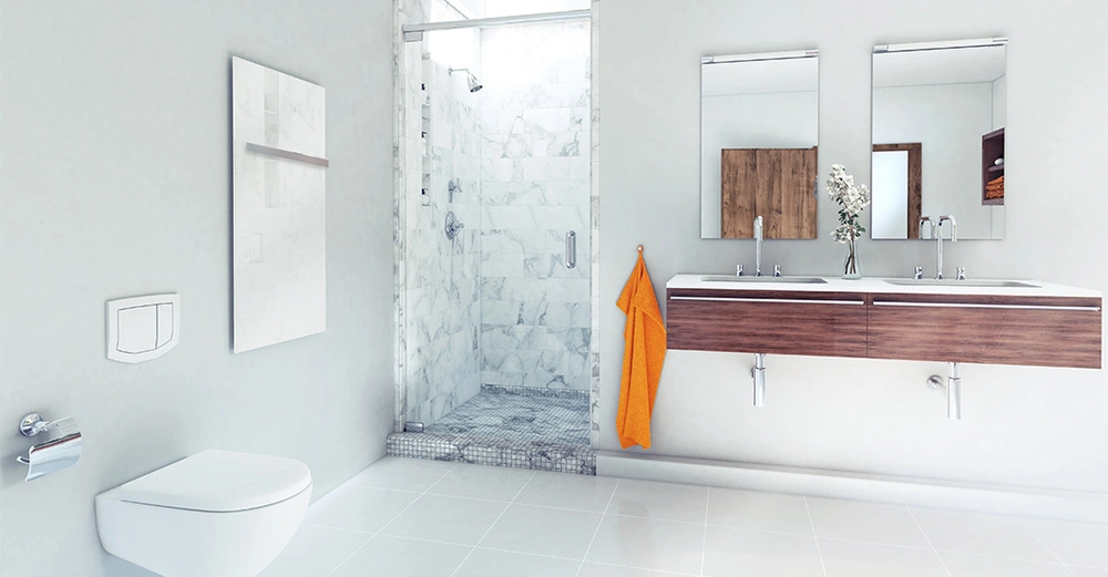 Weiße Toilette montiert links an der Wand ein Badezimmer mit einer Duschkabine aus Marmorfliesen in der Mitte und einem Waschbecken mit zwei Spiegeln und einem orangefarbenen Handtuch rechts.