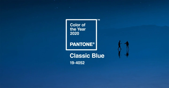 Galerie-Bild 7: Text: Color of the Year 2020 PANTONE Classic Blue 19-4052 Zwei Personen gehen auf reflektierendem Wasser bei Nacht. Text im Vordergrund bewirbt die Pantone Farbe des Jahres 2020 Classic Blue.