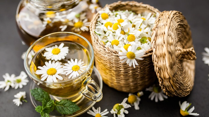 Kamillentee mit Blüten