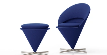 Zwei blaue Kegelförmige Stühle stehen auf weißem Hintergrund. Der linke ist ein Hocker und der rechte hat eine hohe Rückenlehne. Beide haben sternförmige Metallfüße.