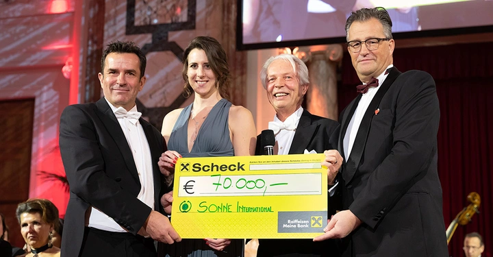 Galerie-Bild 1: v.l.n.r. Vereinsobmann der SONNE-International Erfried Malle und Projekteinreicherin Lisa Romaner bei der Scheckübergabe durch Ballinitiator Reinhard Einwaller (epmedia) und Erwin Atzmüller (Raiffeisenbank Baden).