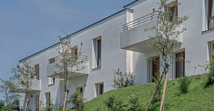 Galerie-Bild 2: Das erste 2226-Wohnhaus in Dornbirn hat ein Untergeschoß aus Beton, der ober­irdische Baukörper ist eine Ziegelkonstruktion mit grau­ melierter ­Kalkputzfassade. Die massiven Außenwände sorgen für Wohlfühlklima im Innenraum, der mineralische Putz für die Diffusion nach draußen.