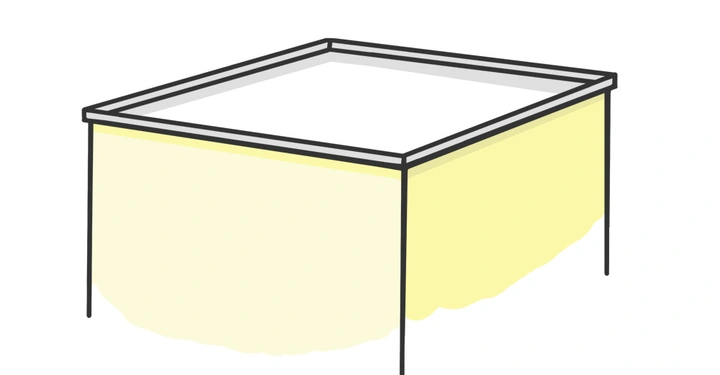 Ein rechteckiger Tisch steht in einem leeren Raum Mit einem weißen Tischplatten und hellgelben Tischrock ist das Design einfach und sauber
