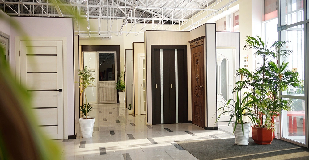 heller freundlicher Verkaufsraum von Innentüren mit großen Pflanzen, viel Licht und schönen modernen Türen