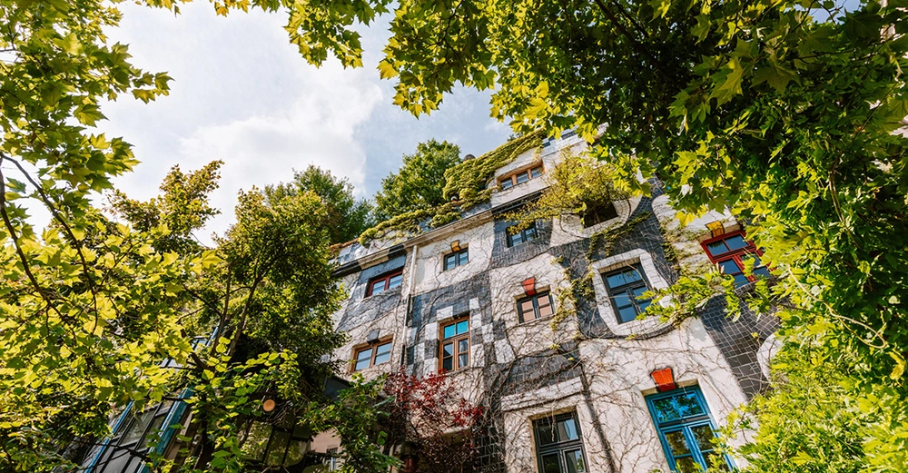 Schwarzweiße, von Mosaiken durchzogene Fassade des Hundertwasserhaus in Wien