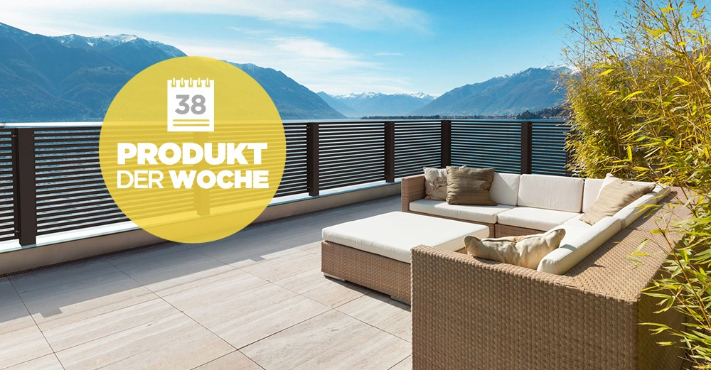Braunes Loungesofa steht auf einer Terrasse mit Fliesenboden vor einem schwarzen Geländer. Im Hintergrund sind Berge zu sehen. In einem gelben Kreis steht 38 PRODUKT DER WOCHE.