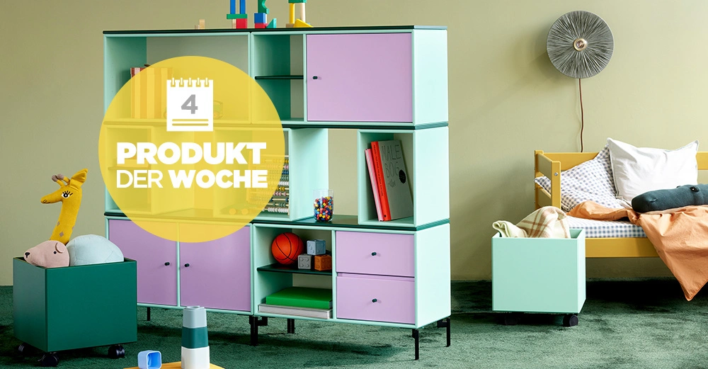 Ein buntes Regal gefüllt mit Spielzeug und Büchern steht in einem Kinderzimmer neben einem Spielzeugwagen und einem gelben Bett. Text: 4 Produkt der Woche.