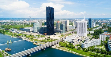 sommerliche Drohnenaufnahme des Donaucity Turms in Wien Donaustadt, satte Farben und schönes Ambiente