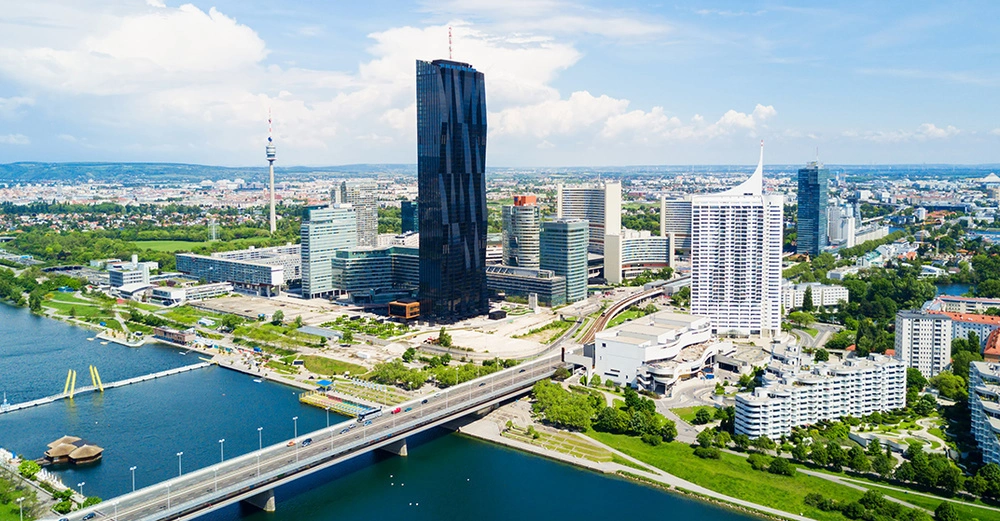 sommerliche Drohnenaufnahme des Donaucity Turms in Wien Donaustadt, satte Farben und schönes Ambiente