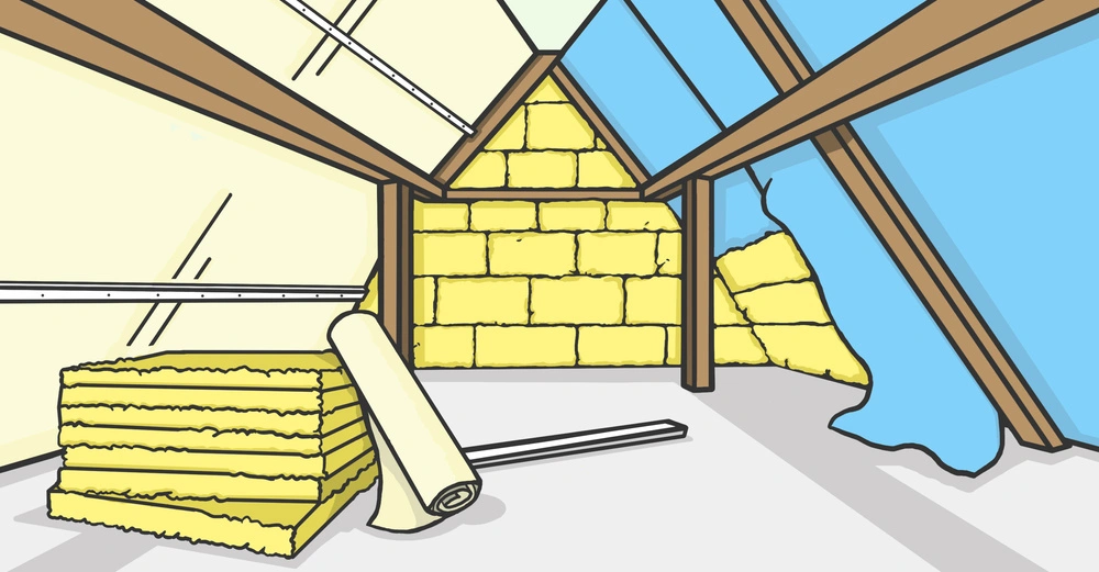 Dicke gelbe Dämmplatten und eine Rolle liegen auf dem Boden eines Dachbodens der aus Holzträgern und gelben Steinwänden besteht mit blauen Isolierfolien an den Dachflächen.