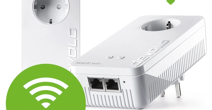 Zwei weiße WLAN-Adapter mit Ethernet-Ports und Steckdosen in einer hellen Umgebung. Grünes Symbol mit WiFi 6 Text. Markierung devolo und Magic WiFi auf den Adaptern.