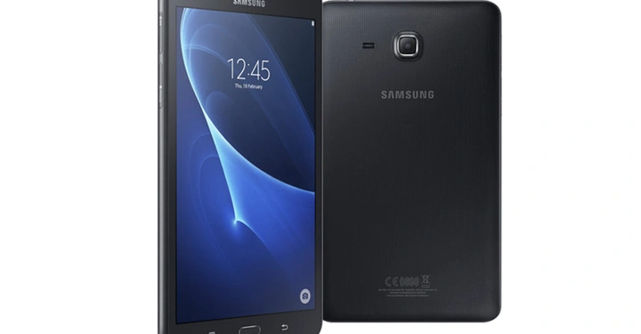 Zwei schwarze Samsung-Tablets vor einem weißen Hintergrund eines mit leuchtendem Display und Uhrzeit 12 45 und Datum Donnerstag 18. Februar das andere mit sichtbarer Rückseite und Kameralinse ohne Blitz