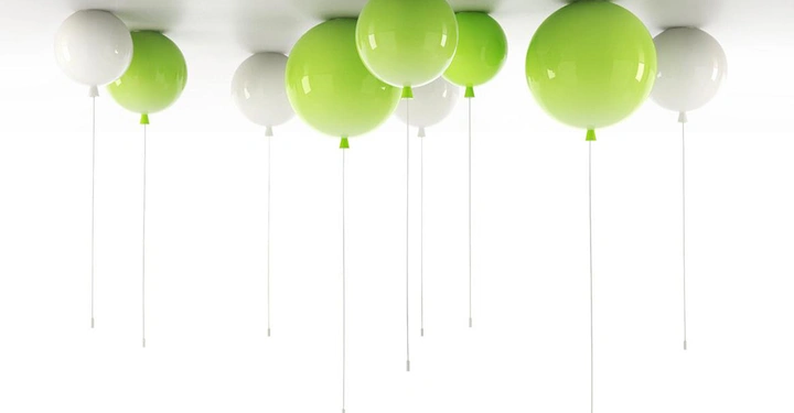Galerie-Bild 3: Grüne und weiße Ballons hängen von der Decke herab in einem hellweißen Raum.