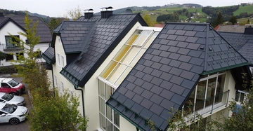 Ein Haus mit Dachfenster von Leichtfried