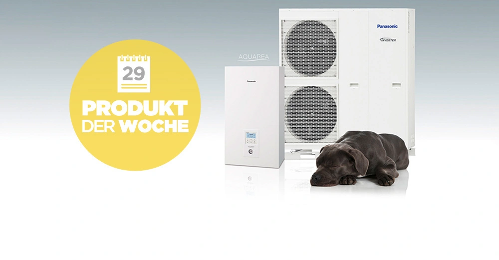 Ein schlafender schwarzer Hund liegt vor einer Panasonic-Klimaanlage und einem Aquarea-Wasserwärmesystem in einem hellen Raum. Text: 29 PRODUKT DER WOCHE.