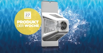 Graues technisches Gerät spritzt Wasser in die Luft in einem blauen Wasser-Hintergrund. Gelber Kreis mit einem Kalenderblatt und Text 27 PRODUKT DER WOCHE.