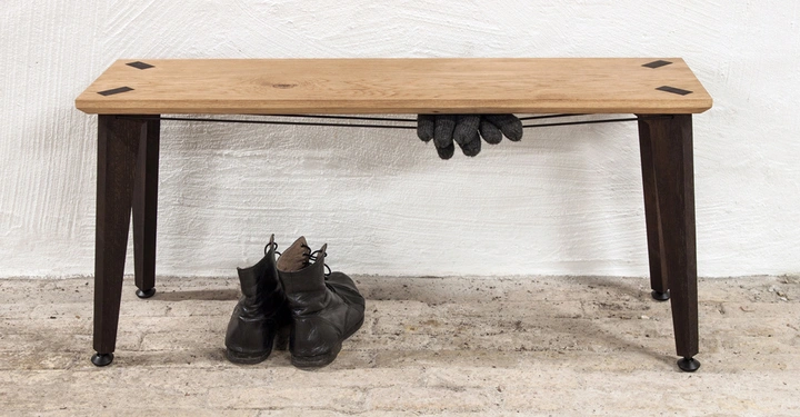 Galerie-Bild 3: Holzbank-stehend-Flur-stoffband-schwarzer Handschuh-schwarze Stiefel.