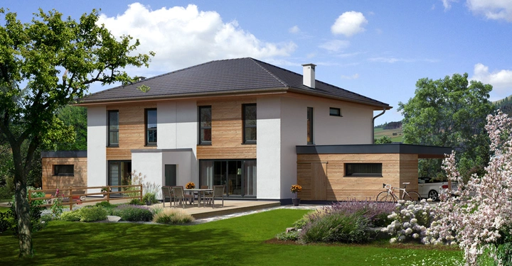 Modernes zweistöckiges Haus mit Holzelementen steht ruhig in einem gepflegten Garten mit Bäumen und Blumen Fahrrad und Auto stehen unter einem überdachten Bereich rechts Male Menschen sitzen am Gartentisch