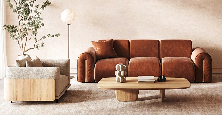 Ein Wohnzimmer im Mid-Century Stil mit einem terrakottafarbenen Sofa vor einer beigen Wand.