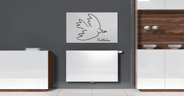 Ein minimalistisches Wohnzimmer mit weißen Möbeln und grauer Wand Ein weißer Heizkörper hängt zwischen zwei weißen Schränken An der Wand ist ein Bild einer fliegenden Taube zu sehen