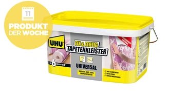 Ein rechteckiger Behälter mit gelbem Deckel steht vor weißem Hintergrund Person klebt Tapete an Wand Links Text: PRODUKT DER WOCHE Rechts Text: UHU FIX & FERTIG TAPETENKLEISTER UNIVERSAL