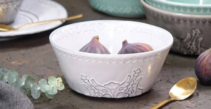 Galerie-Bild 5: kleine weiße Steingut Schüssel von RUA NOVA steht auf Steintisch, darin befinden sich 2 reife Feigen, daneben ein goldener kleiner Löffel. 