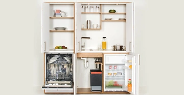 Küchenzeile - Spülmaschine und Kühlschrank geöffnet - In einem modernen, kompakten Küchenschrank. Oben stehen Geschirrregale, mittig eine Arbeitsfläche mit Spüle, auf der rechten Seite ein kleiner Herdplatte.