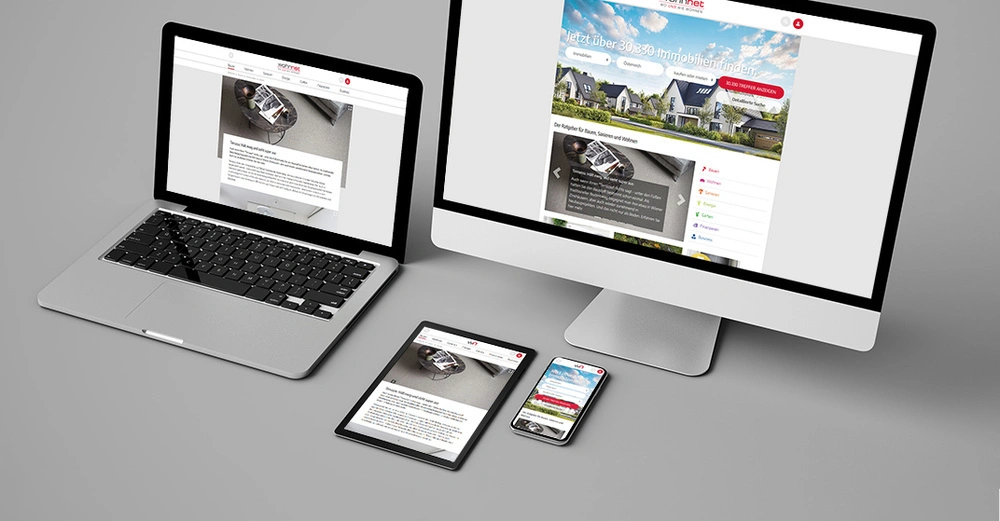 Vier elektronische Geräte ein Laptop ein Tablet ein Smartphone und ein Desktop-Monitor zeigen Immobilienanzeigen an alle auf einem grauen Hintergrund stehend Text auf Monitor jetzt über 30.300 Immobilien finden.