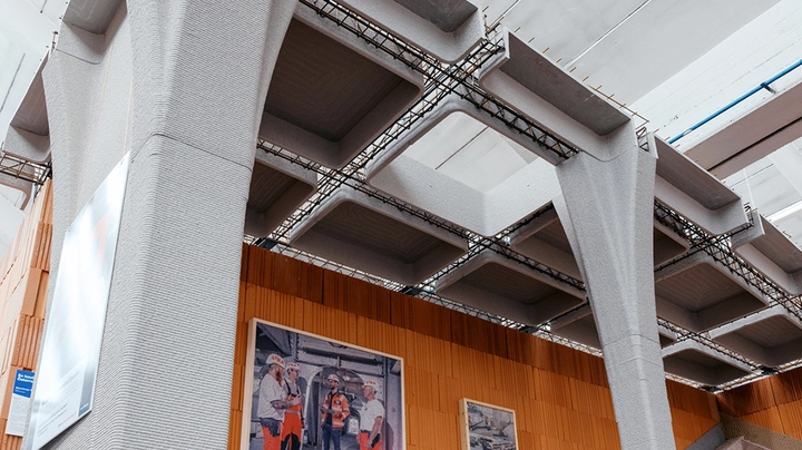 Galerie-Bild 1: Blick von unten auf die 3D-gedruckte Deckenkonstruktion für einen Pavillon.