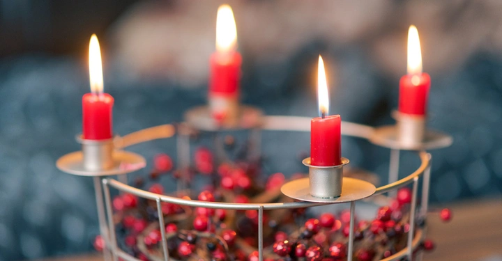 Galerie-Bild 7: Genug von Tannen? Adventkränze in Schalenform können individuell befüllt werden – keine Floristikkenntnisse nötig!&nbsp;