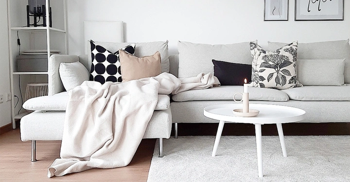 Lässig über das Sofa drapiert, macht eine Wohndecke jeden Raum sofort gemütlich.