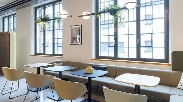 Galerie-Bild 5: kleine Tische an langer Sitzbank mit einzelnen Sesseln gegenüber