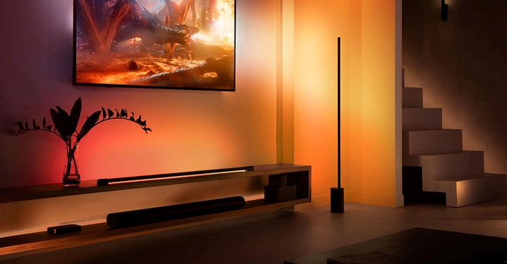 Galerie-Bild 1: Badezimmer wird in sattem Orange erleuchtet. Stehleuchte Signe Gradient von Philips Hue steht rechts im Raum. 