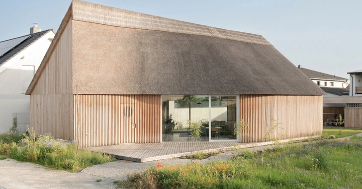 b_einfamilienhaus_mit_schilfdach_3_c_gilbert-berthold.jpg-web Kopie.jpg