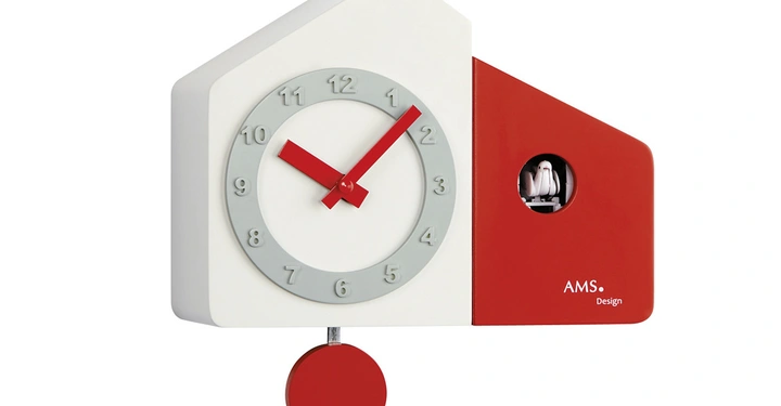 Galerie-Bild 7: Eine moderne Kuckucksuhr zeigt die Zeit an in einem asymmetrischen Gehäuse aus rot-weißem Design. Text AMS Design.