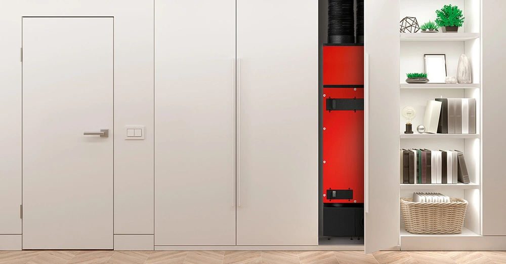 Lüftungsgerät HomeVent von Hoval mit rotem Gehäuse leuchtet hinter einer weißen Einbauschranktür hervor