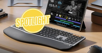 ergonomische Tastatur und aufgestelltes Tablet auf Schreibtisch mit Spotlight Button im Bild