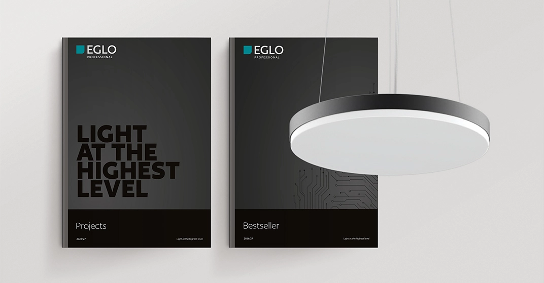 2 Cover von EGLO Produktkatalgoen auf weißem Hintergrund, im Vordergrund eine Hängeleuchte in weiß/grau.