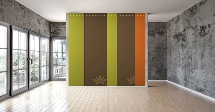 Galerie-Bild 3: Farbige Trennwände mit Blumenmuster stehen fest montiert in einem leeren Raum mit großen Fenstern; die Umgebung hat graue Betonwände und einen hellen Holzboden.