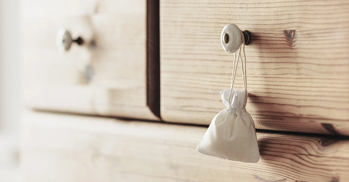 Ein kleines Duftsäckchen hängt an einer Schubladen. Frischer Herbstduft für das Eigenheim.