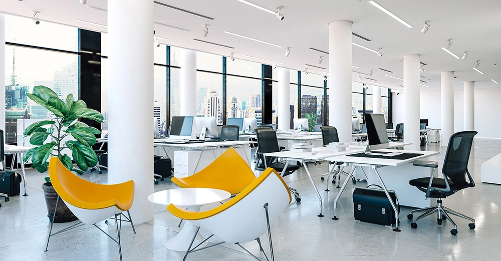 Helle Büromöbel stehen in einem modernen Büro mit weißen Wänden und großen Fenstern in der Nähe von Büropflanzen und Computertischen die gut beleuchteter Raum befindet sich in einem städtischen Umfeld.