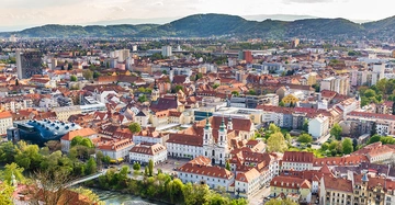 Vogelperspektive der Stadt Graz an einem schönen, sonnigen Tag mit blauem Himmel.