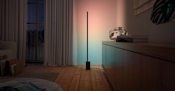 Galerie-Bild 2: Philips Hue Stehleuchte in Wohnzimmer leuchtet in der Farbszene Blue Lagoon.