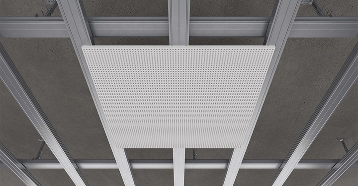 Galerie-Bild 2: Weißes rechteckiges perforiertes Paneel hängt in einer metallischen Gitterrahmenkonstruktion vor einer grauen Decke
