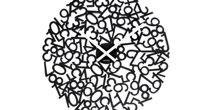 Galerie-Bild 5: Eine Wanduhr zeigt die Zeit an weiße Zeiger und ein schwarzes Zifferblatt aus chaotisch angeordneten Zahlen. Text Karlsson