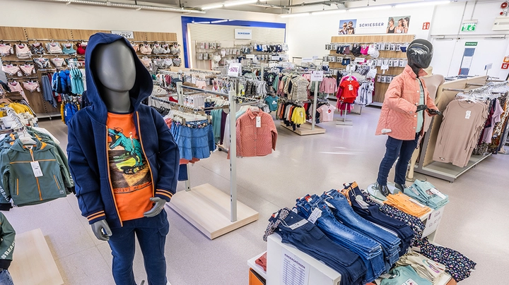 Galerie-Bild 2: Kleidungsgeschäft Kinderabteilung Ansicht von Kleiderpuppen und gestapelter Verkaufsware
